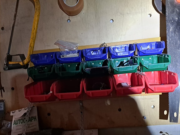 Muovisia seinämallin piensäilytys laatikoita.