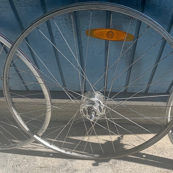 Shimano etuvanne, kokoa 28.napa on laturi