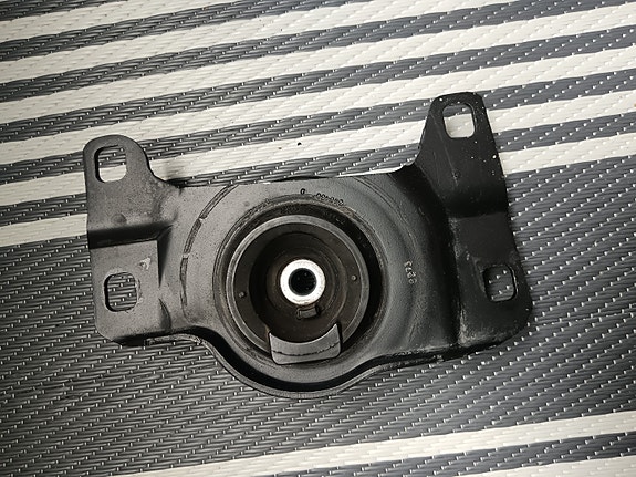 UUSI Volvo V50 vasen moottorin tukikumi / vaihteiston kannatin (VAICO V25-0837)
