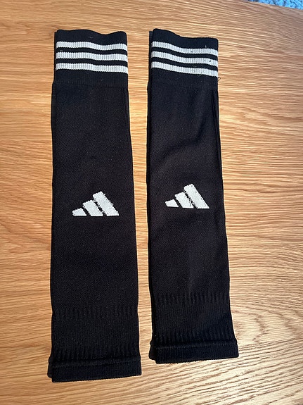 Adidas mustat sleevet