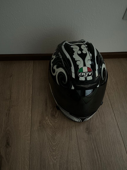 AGV kypärä musta-valkoinen kuviollinen