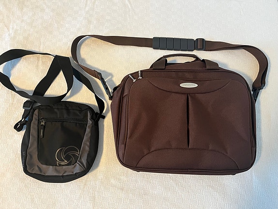 Kaksi Samsonite olkalaukkua mm. läppärille