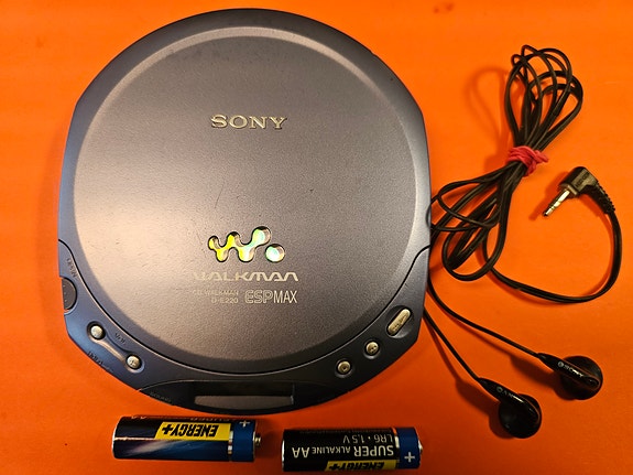 Huollettu Sony Walkman D-E220 sininen CD-soitin