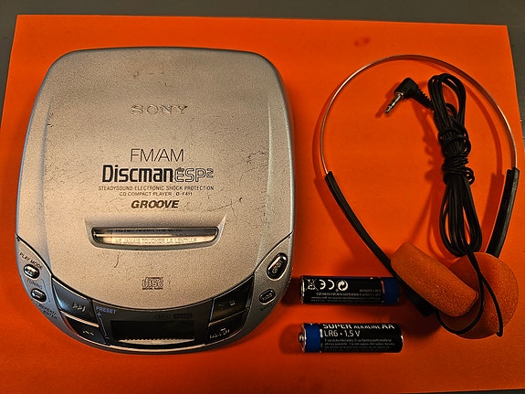 Huollettu Sony Discman D-F411 Groove radio ja CD-soitin