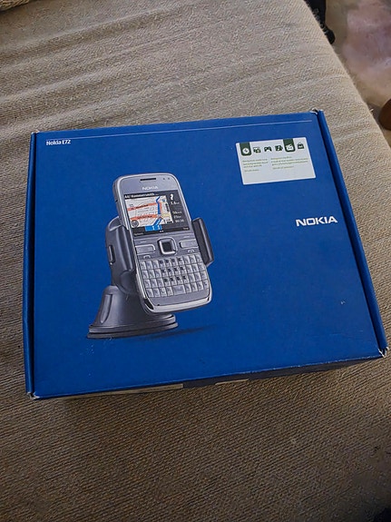 Myydään pakasta vedetty Nokia E72 setti!