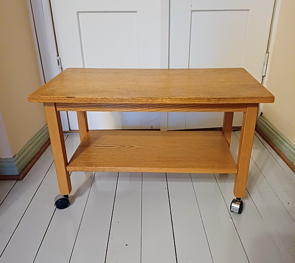 Matala vintage pöytä pyörillä