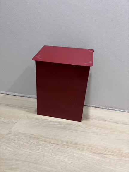 Punainen metallinen postilaatikko