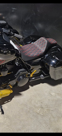 Drag Specialties Harley Davidson Touring satula musta punaisilla tikkauksilla