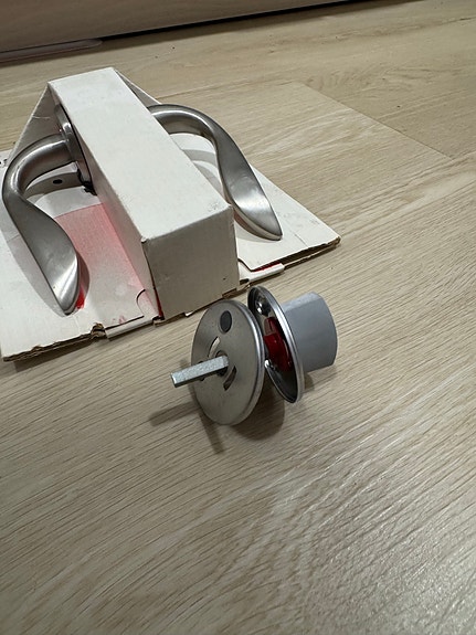Ovenpainikesarja wc-lukolla