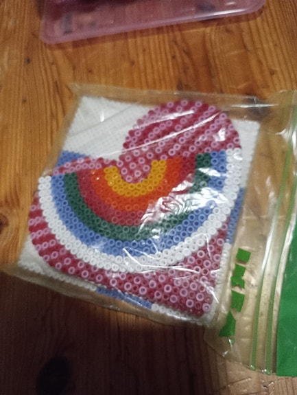 Hama-helmi askartelu töitä käsityönä muutama