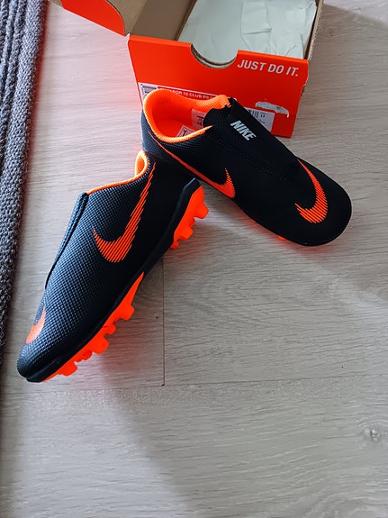 Nike jalkapallokengät, koko 31