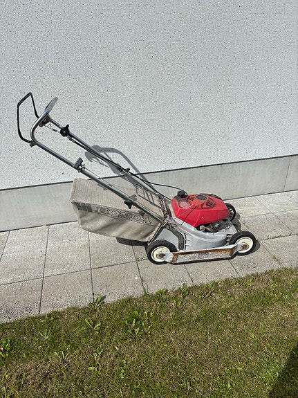 Honda ruohonleikkuri keräävällä säiliöllä