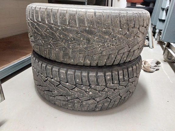 2kpl Nokian nastarenkaat 7mm 215/55/16