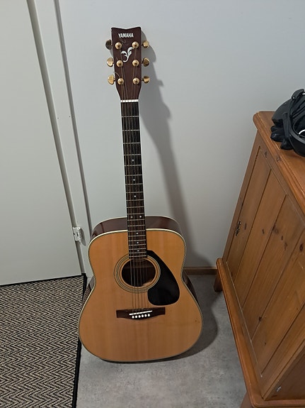 Yamaha F-380 akustinen kitara