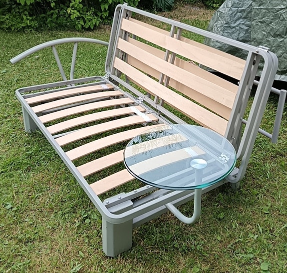 Laadukas futon sivupöydällä ja patjalla