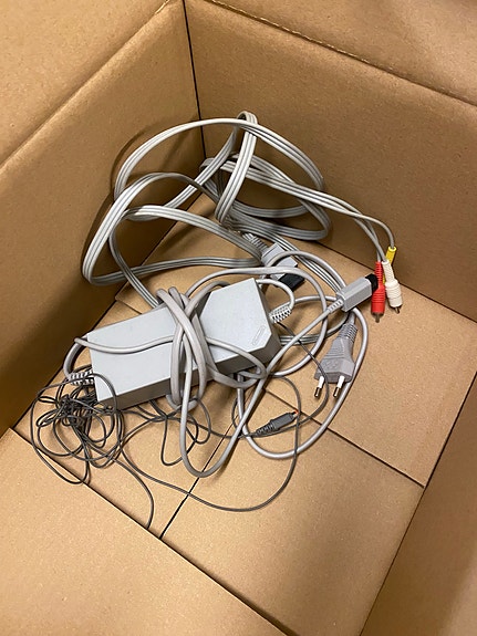 Nintendo Wii virtalähde ja AV-kaapeli