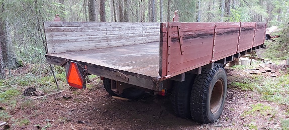 Traktorin kippikärry - kytkettäessä vetävä
