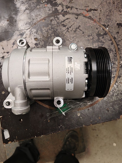 Ilmastoinnin kompressori käy mm. Volvo V50 Ford Focus