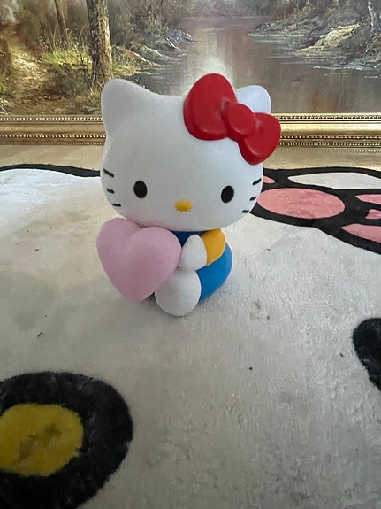 Hello Kitty pehmolelu sydämellä