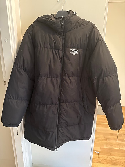 Musta hupullinen talvitakki, koko M/L