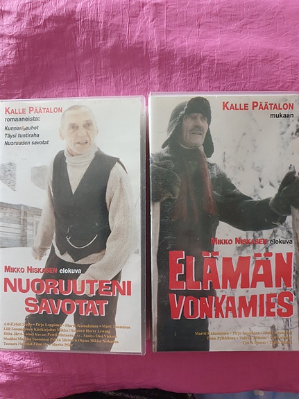 Kalle Päätalo VHS-kasetit Nuoruuteni savotat ja Elämän vonkamies