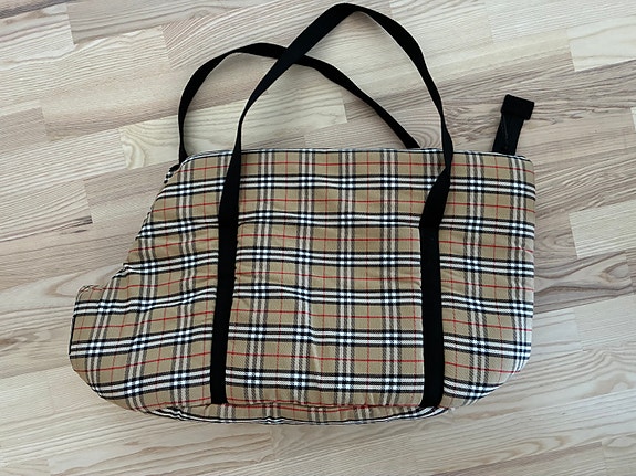 Burberryn aito klassisella ruutu kuvioinnilla keskikokoisen koiran kantokassi