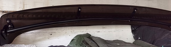 Aurinkolippa pakettiautoon