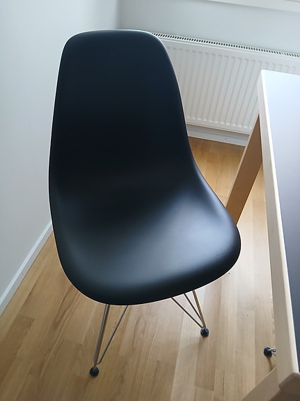 Myydään mattamusta Vitra Eames tuoli 200 E