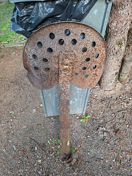 Vanha metallinen traktorin istuin