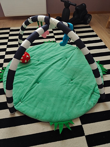Leikkimatto lelukaarella