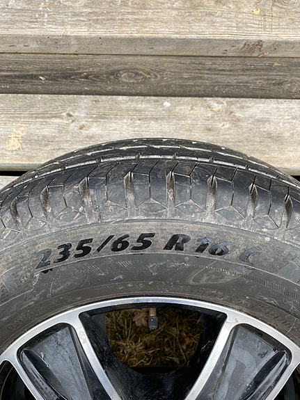 MB Sprinter 235/65 R16C kesärenkaat vanteilla
