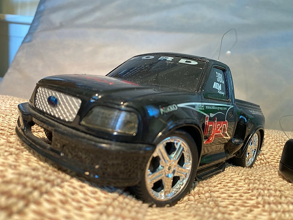 Nikko Ford kauko-ohjattava auto musta