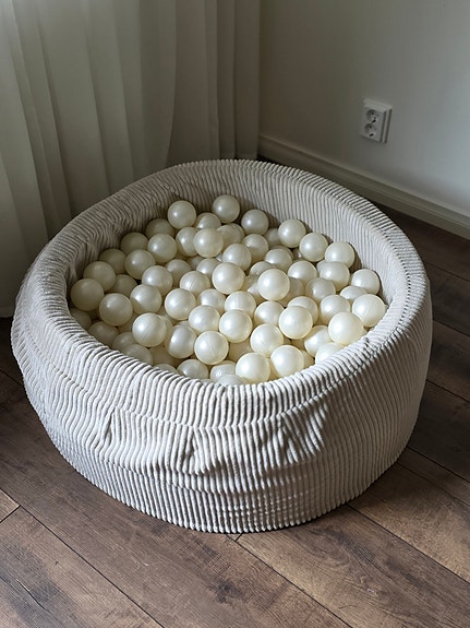 Plush Nest pallomeri ja pallot
