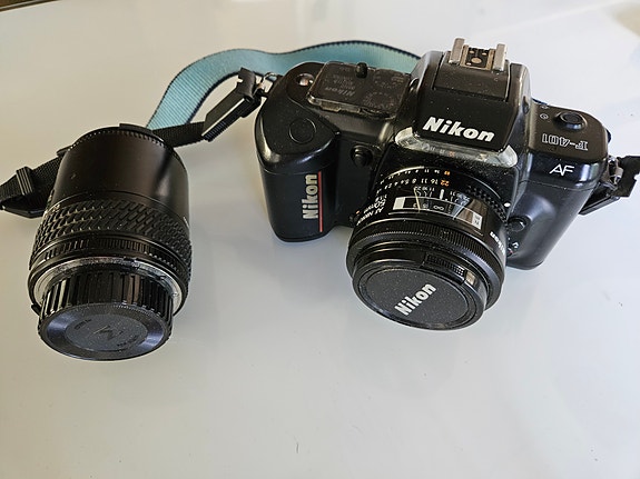 Nikon-filmikamera, 4 objektiivia, 2 salamaa