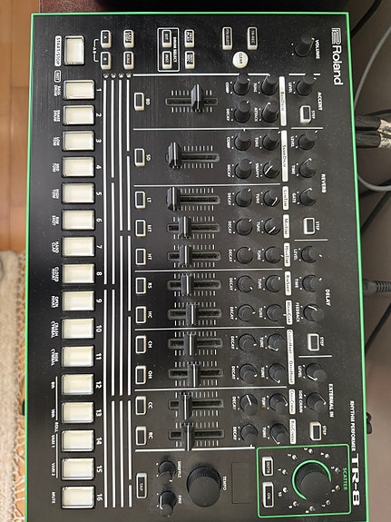 Roland TR8