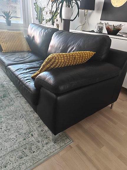 Nahkaiset huonekalut myydään