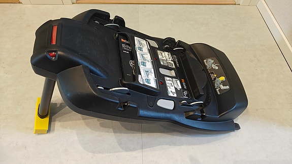 Besafe iZi modular i-Size base -turvaistuimen telakka autoon. Isofix