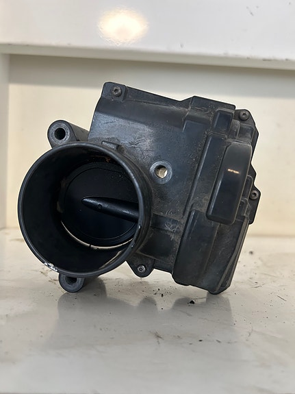 Citroen C4 mk2 1.6 bensan kaasuläppäkotelo