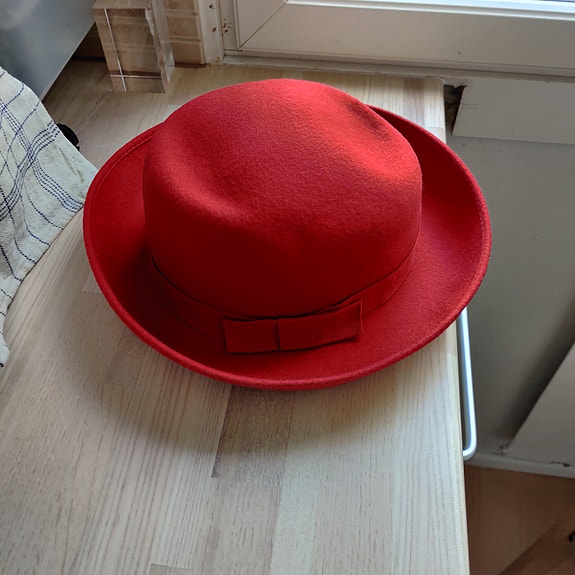 Naisten punainen hatun