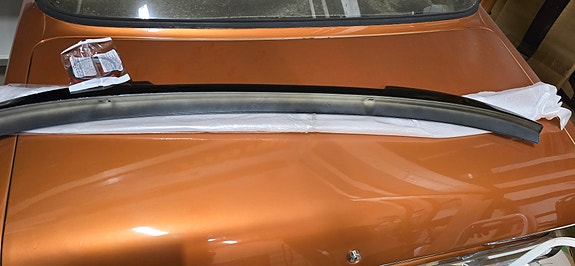 Ford Mustang Mach-e takaluukun spoileri musta