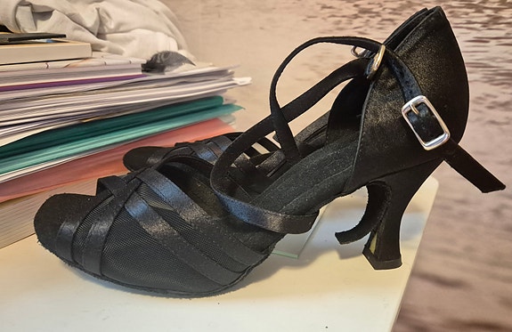 Capezio Paola naisten mustat tanssikengät koko 39
