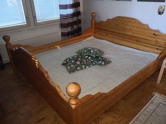 Puinen sänky