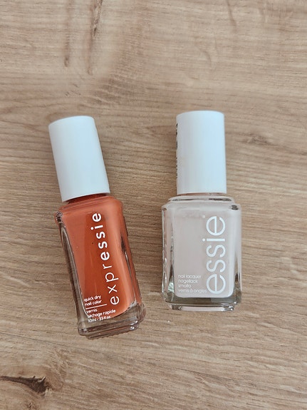 Essie kynsilakat, sävyt Ballet Slippers ja In a Flash Sale
