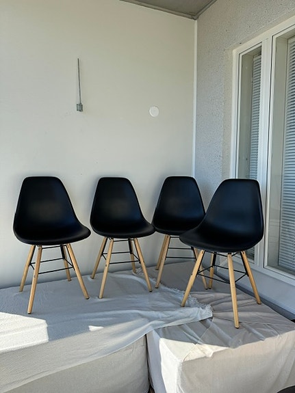 Mustat ruokapöydän tuolit puujaloin, 4 kpl