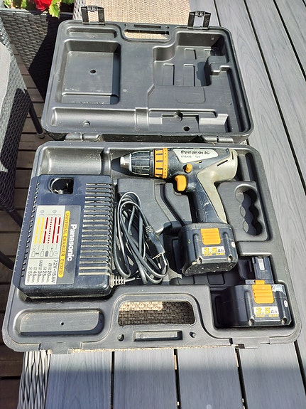 Panasonic akkuporakone laturilla ja salkulla