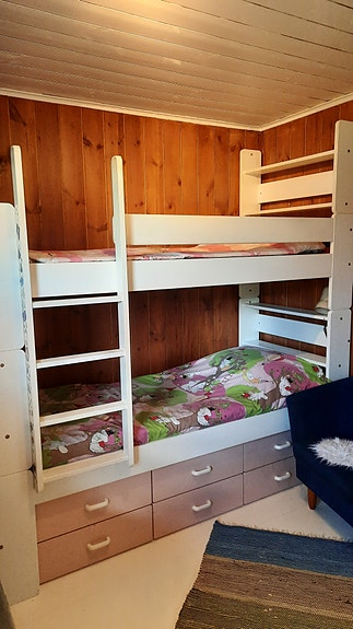 Unipuu kerrossänky alalaatikostolla