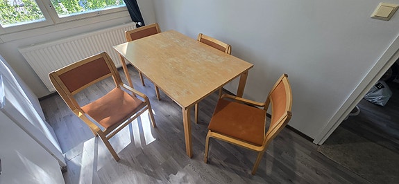 Ruokapöytä ja 4 tuolia