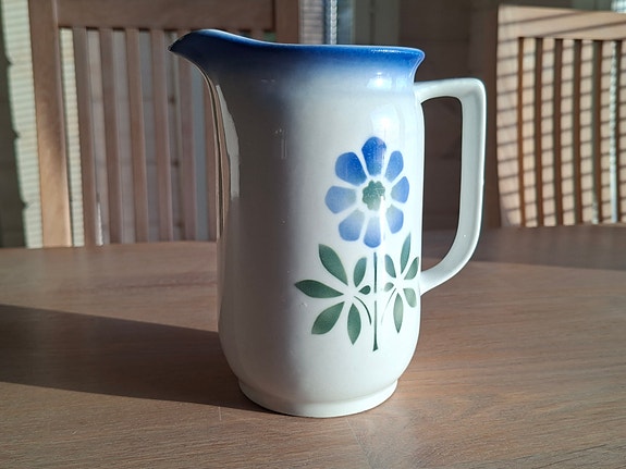 Maitokannu Arabia Sinivuokko (17 cm) – Raija Uosikkinen