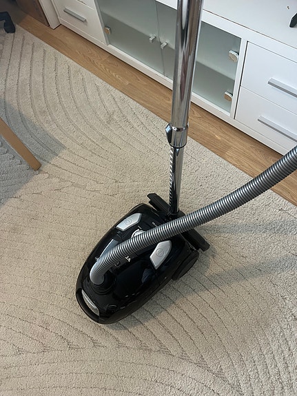 Volta pölynimuri musta