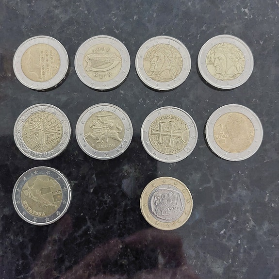 Ulkomaiset 2 € kolikot